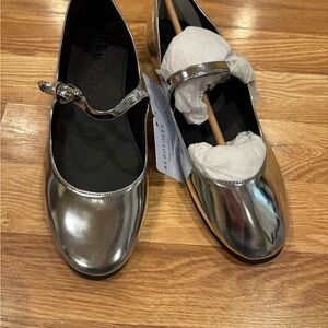 Aerosoles Women's Silver Mary Jane Shoes Perry size 8 NWT